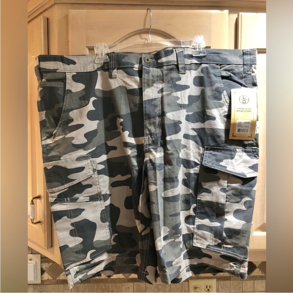 NWT Camouflage Cargo Shorts 46” W x 11” L